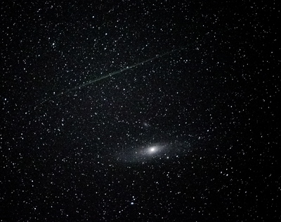Andromeda hullócsillaggal